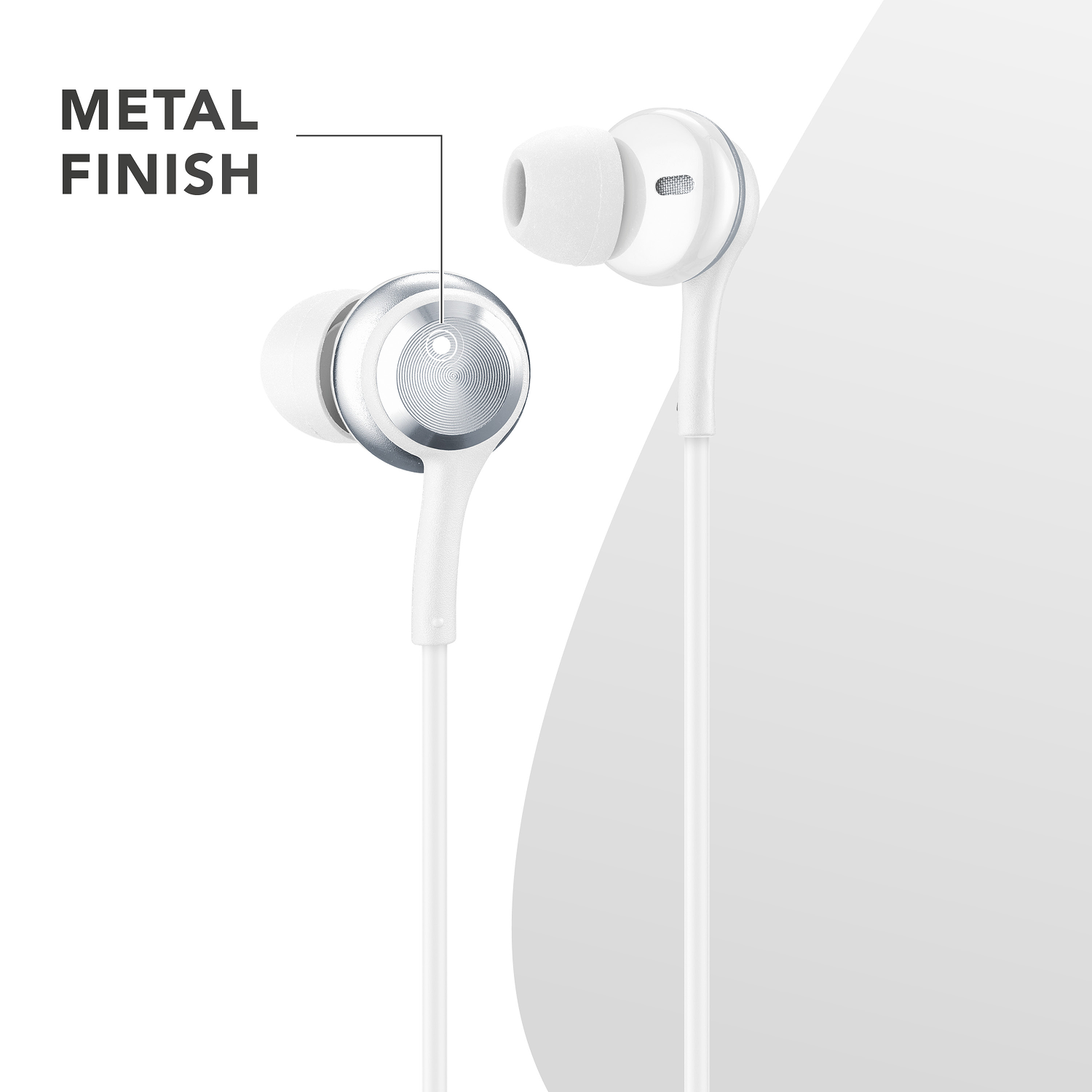 Auriculares blancos con detalles plateados y acabado metálico. La imagen está sobre un fondo blanco. El texto "METAL FINISH" está escrito arriba a la izquierda.