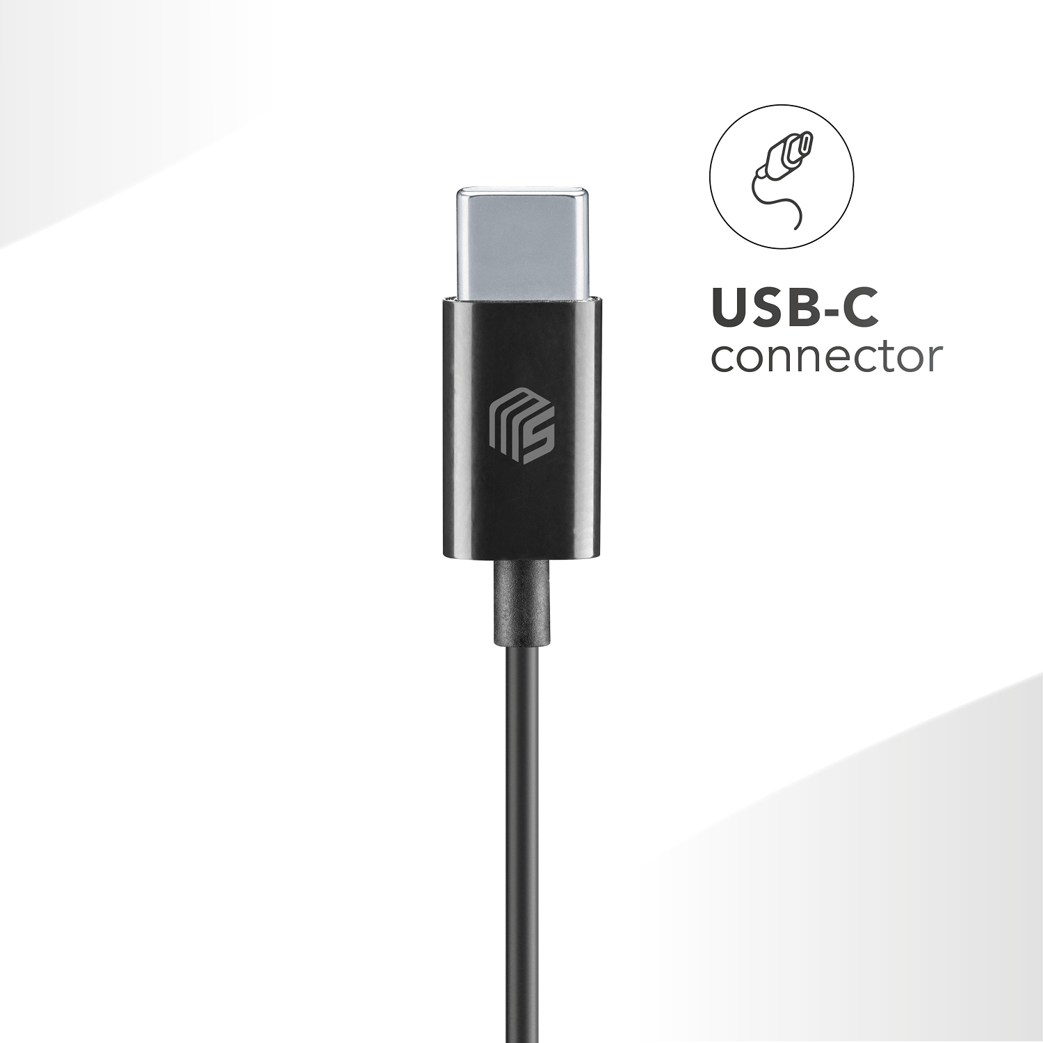 Un conector USB-C negro con punta plateada, conectado a un cable negro. La imagen muestra un fondo blanco con el texto USB-C.