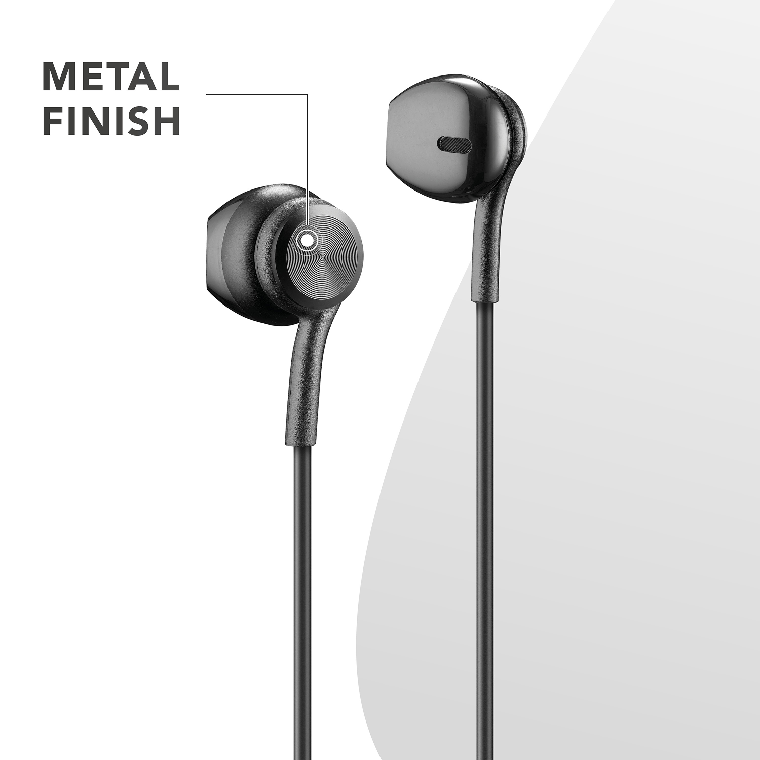 Dos auriculares negros con acabado metálico, conectados por cables negros, sobre un fondo degradado blanco y gris.
