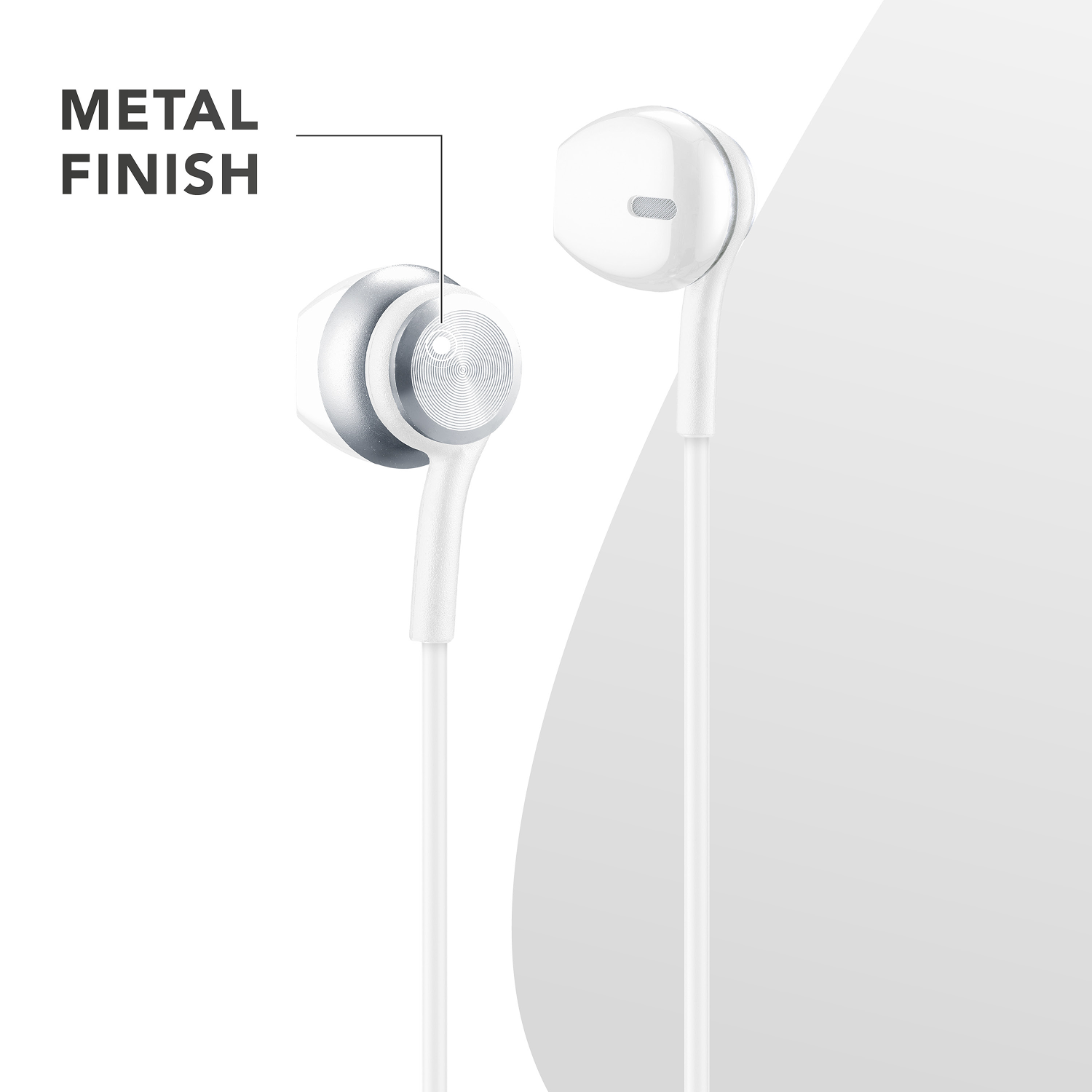 Dos auriculares blancos con acabado metálico sobre un fondo blanco y gris claro. Un auricular está etiquetado.