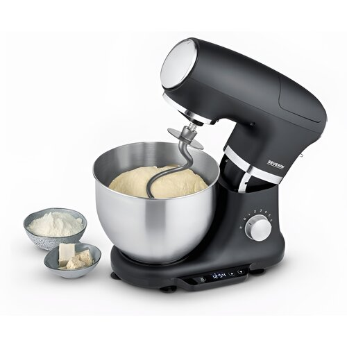 Czarny mikser stojący z miską ciasta, mąki i drożdży. Mikser jest w użyciu, a składniki gotowe do pieczenia.