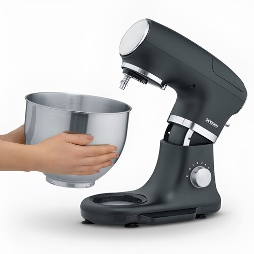 Ciemnoszary mikser stojący ze srebrną miską trzymaną przez ręce. Białe tło.