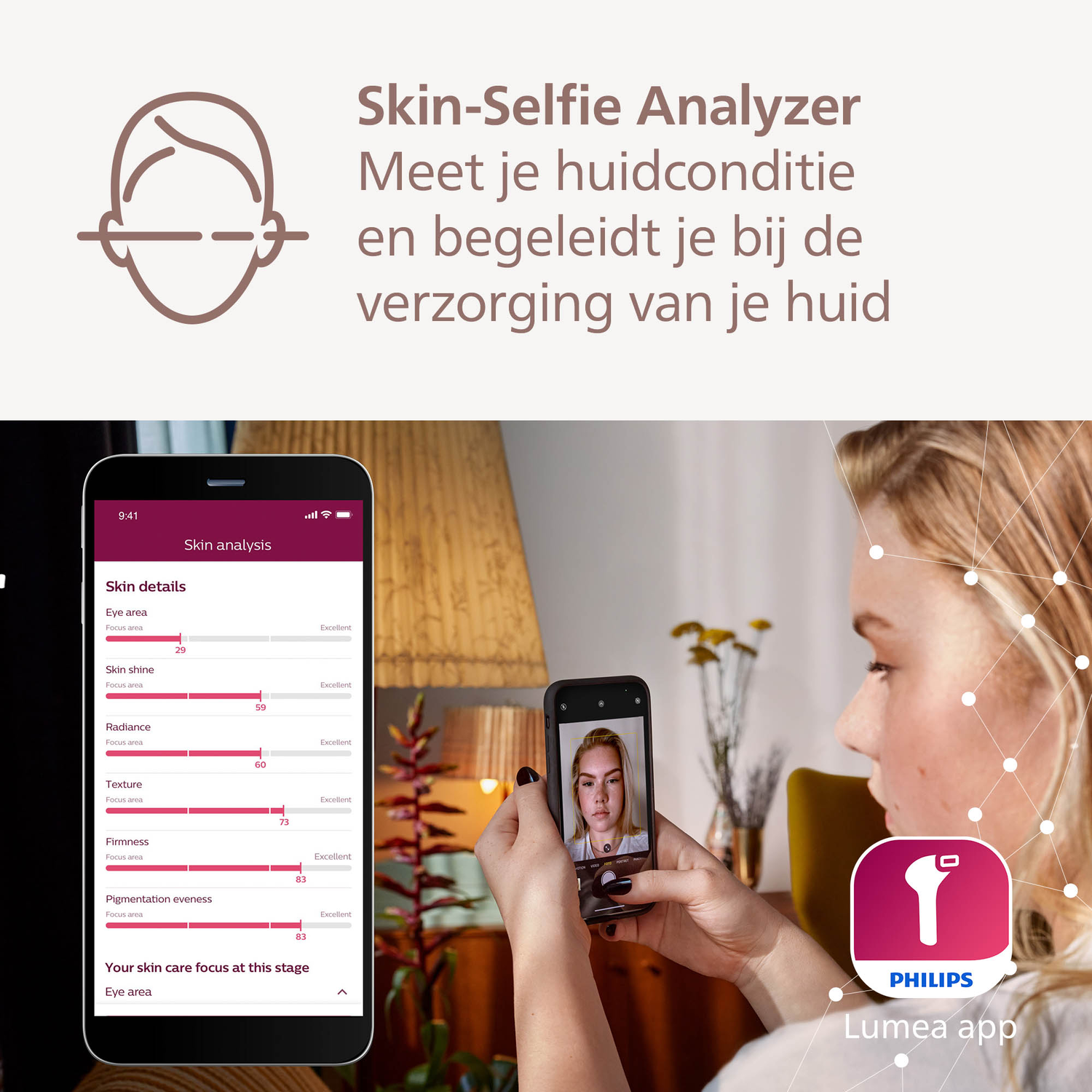 Femme utilisant un téléphone avec une application d'analyse de peau. Le téléphone affiche les détails de la peau, tandis que la femme prend un selfie. Logo Philips Lumea visible.