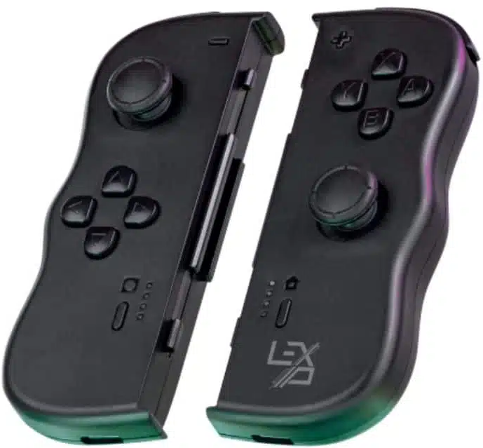 Due controller di gioco neri, ciascuno a metà con pulsanti e joystick. Un lato ha il logo del marchio. Pulsanti: A, B, X, Y, tastierino direzionale e joystick.