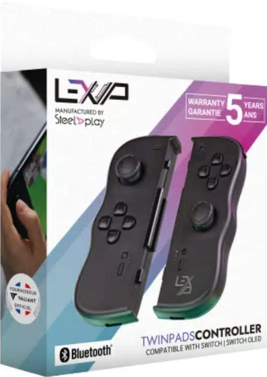 Scatola con controller Twinpads Lexip nero. Mostra garanzia e Bluetooth. Una mano tiene un dispositivo a sinistra.