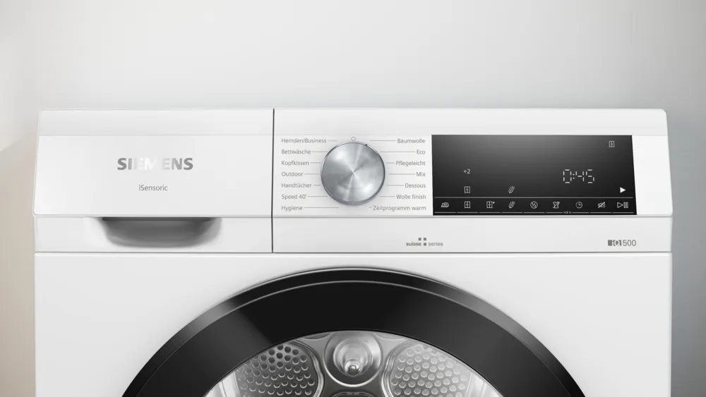 Un lave-linge Siemens blanc avec un affichage numérique indiquant 0:45. Il y a un cadran pour différents programmes.