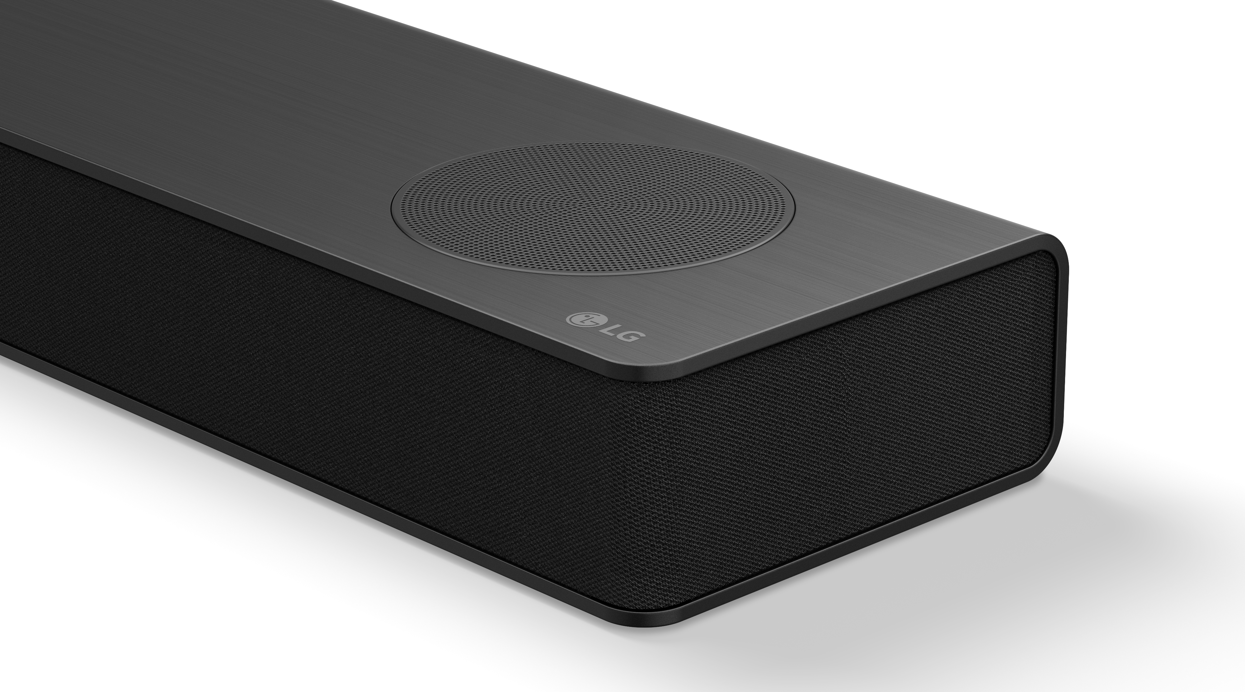 Nahaufnahme einer schwarzen Soundbar mit Mesh-Front, Lautsprecher und LG-Logo. Der Hintergrund ist weiß.