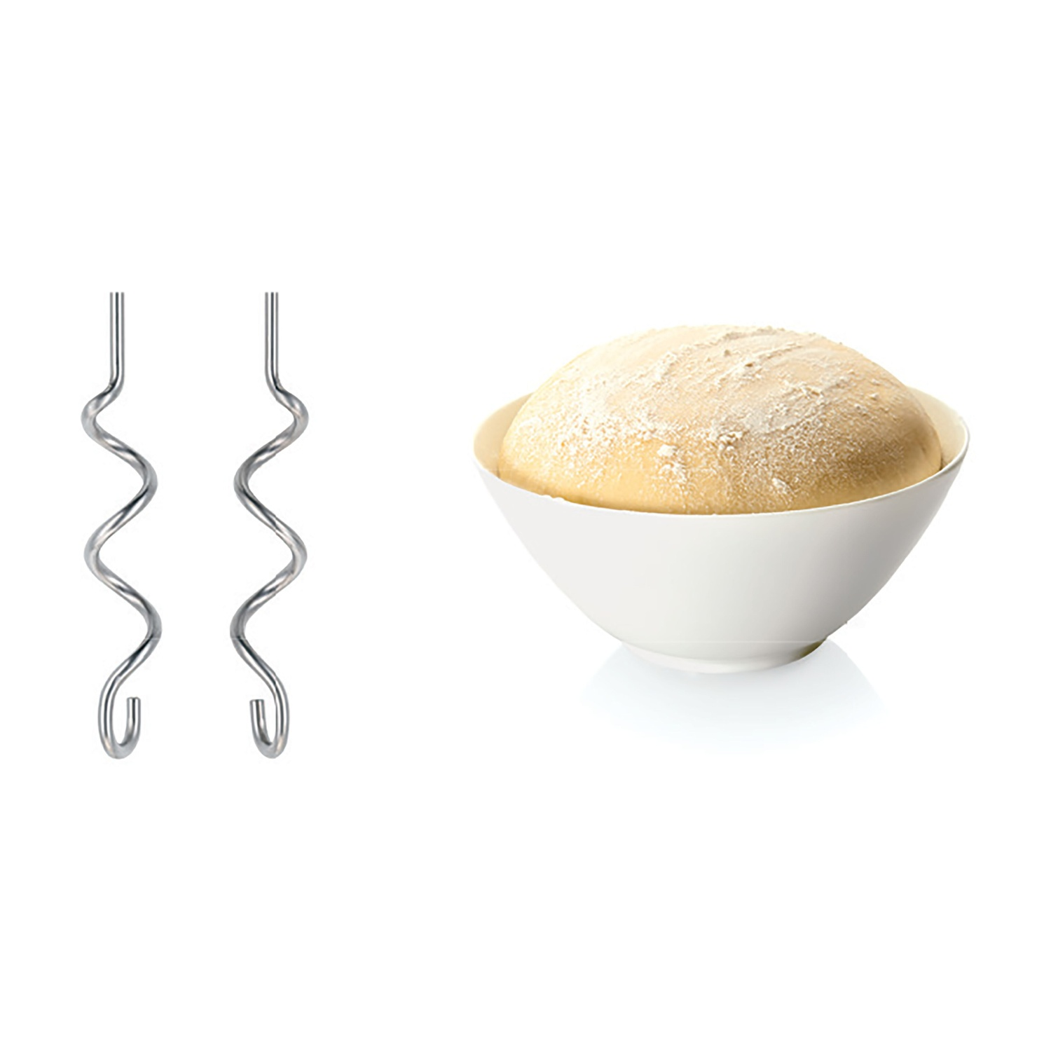 Due accessori per mixer argentati a sinistra. Una ciotola bianca contiene una palla di pasta, spolverata di farina, a destra.