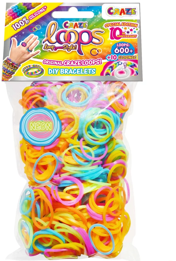Egy átlátszó zacskó tele színes gumiszalagokkal. A csomagoláson a "Craze Loops" és a "DIY karkötők" felirat látható.