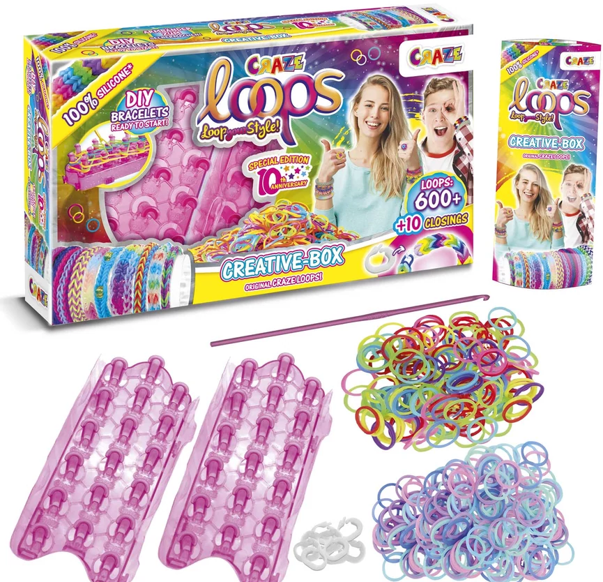 Craze Loops készlet színes gumiszalagokkal, két szövőszékkel és egy dobozzal, amelyen karkötőt viselő emberek láthatók.