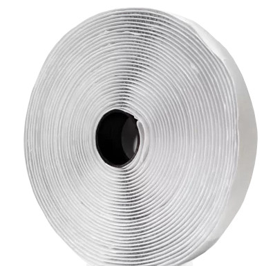 Rolka białego, zwiniętego materiału z czarnym środkiem, prawdopodobnie taśmy lub kleju, na białym tle.