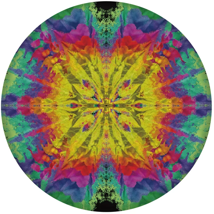 Egy színes, absztrakt kép, kör alakban. Sárga, piros, lila és zöld árnyalatok mintázata, ami egy tie-dye dizájnra emlékeztet.