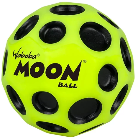 Egy neon zöld Waboba Moon Ball fekete kör alakú lyukakkal. A labdán a "MOON BALL" felirat látható.
