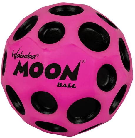 Egy rózsaszín Waboba Moon labda fekete lyukakkal. A labdán a "MOON BALL" felirat feketén. Fehér háttér előtt.