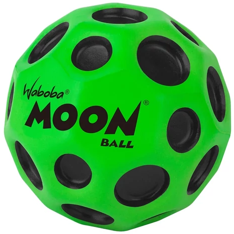 Egy zöld Waboba Moon labda fekete kör alakú bemélyedésekkel. A labdán a 'MOON BALL' felirat látható.