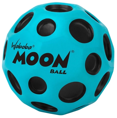 Egy kék WABOBA MOON BALL fekete lyukakkal. A labda kerek, és a márkanevet feketével nyomtatták rá.