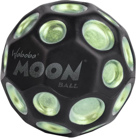 Egy fekete Waboba Moon labda, világoszöld kör alakú kivágásokkal. A labdán a "MOON BALL" felirat és a márkanév látható.