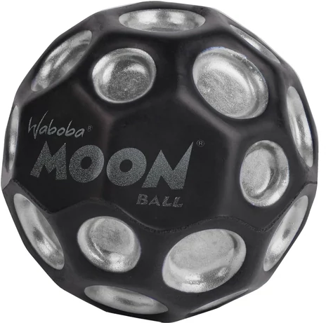 Egy fekete Waboba Moon labda ezüst bemélyedésekkel. A labdán a "Moon Ball" felirat látható.
