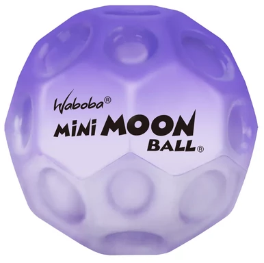 Egy lila Waboba Mini Moon labda. Gömb alakú, geometriai oldalak, fekete logóval.
