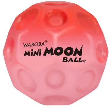 Egy rózsaszín és piros Waboba Mini Moon Ball. Texturált felülete van lyukakkal és fekete szöveggel: Mini Moon Ball.