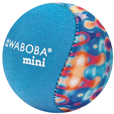 Egy Waboba Mini labda. A labda fele világoskék, a Waboba logóval. A másik fele színes, piros, narancs és kék mintákkal.