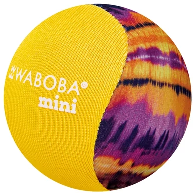 Egy sárga és batikolt Waboba Mini labda. A sárga oldalon logó található. A másik oldala narancssárga, lila és sárga.