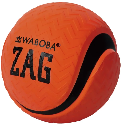 Egy narancssárga Waboba Zag labda fekete díszítéssel. A labda texturált felületű és a ZAG szó nagy, fekete betűkkel.