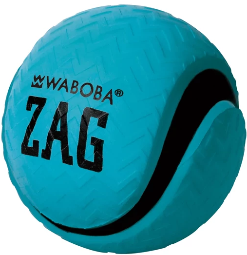 Egy türkiz Waboba Zag labda fekete díszítéssel. A labda textúrázott felületű, és a ZAG szó nagy fekete betűkkel.