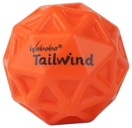 Egy narancssárga Waboba TailWind labda geometriai mintákkal fehér háttér előtt. A labda gömb alakú.