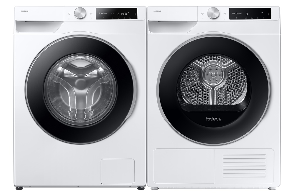 Un juego blanco de lavadora y secadora Samsung. La lavadora tiene una puerta negra, la secadora una etiqueta Heatpump.