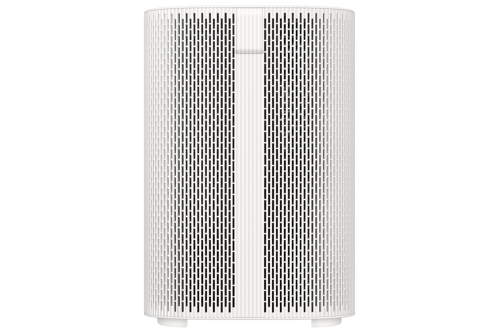 Un purificador de aire cilíndrico blanco. Tiene paneles verticales ranurados y un panel central blanco sólido.