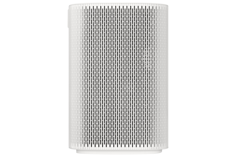 Un purificador de aire blanco con diseño vertical. Tiene un panel frontal perforado y una parte superior e inferior redondeadas.