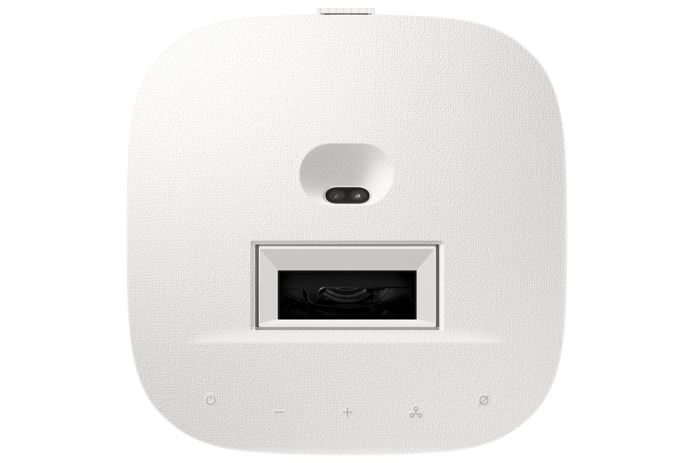 Dispositivo blanco, forma rectangular redondeada. Tiene cámara, pantalla e iconos de control. Superficie texturizada. Arriba, una ranura pequeña.