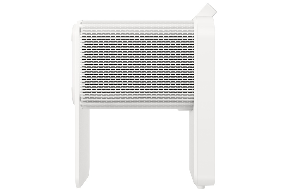 Un purificador de aire blanco. Tiene un cuerpo rectangular con una rejilla frontal negra. Se apoya en dos patas blancas. El fondo es blanco.