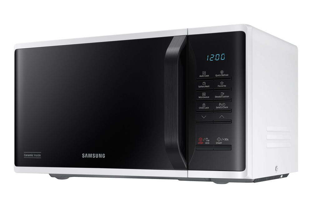 Un microondas Samsung blanco. Puerta negra con pantalla digital que muestra las 12:00. Panel de control a la derecha. "Ceramic Inside" en la puerta.