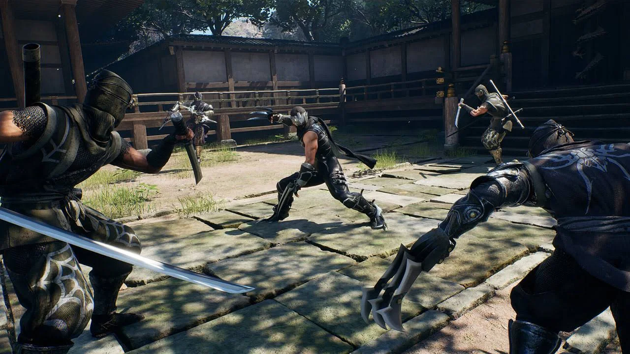 Ninjas en combate. Uno empuña una espada, otros bladen armas. Arquitectura japonesa al fondo, sendero de piedra al frente.