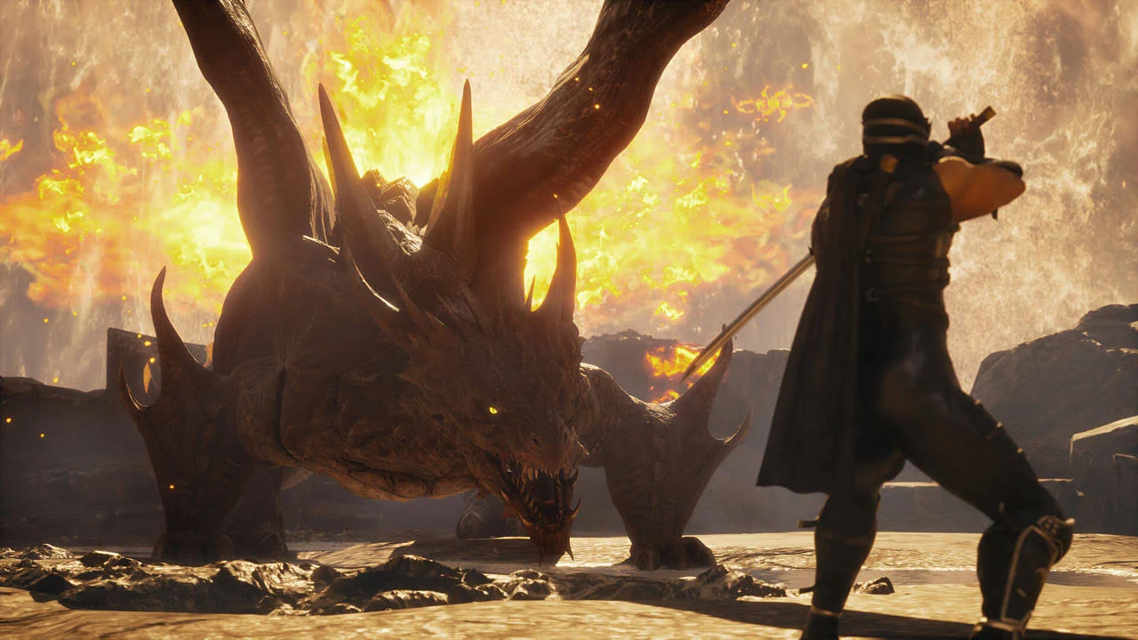 Un dragón con aliento de fuego se enfrenta a un guerrero con una espada. El dragón tiene cuernos grandes y dientes afilados. El guerrero está de negro.