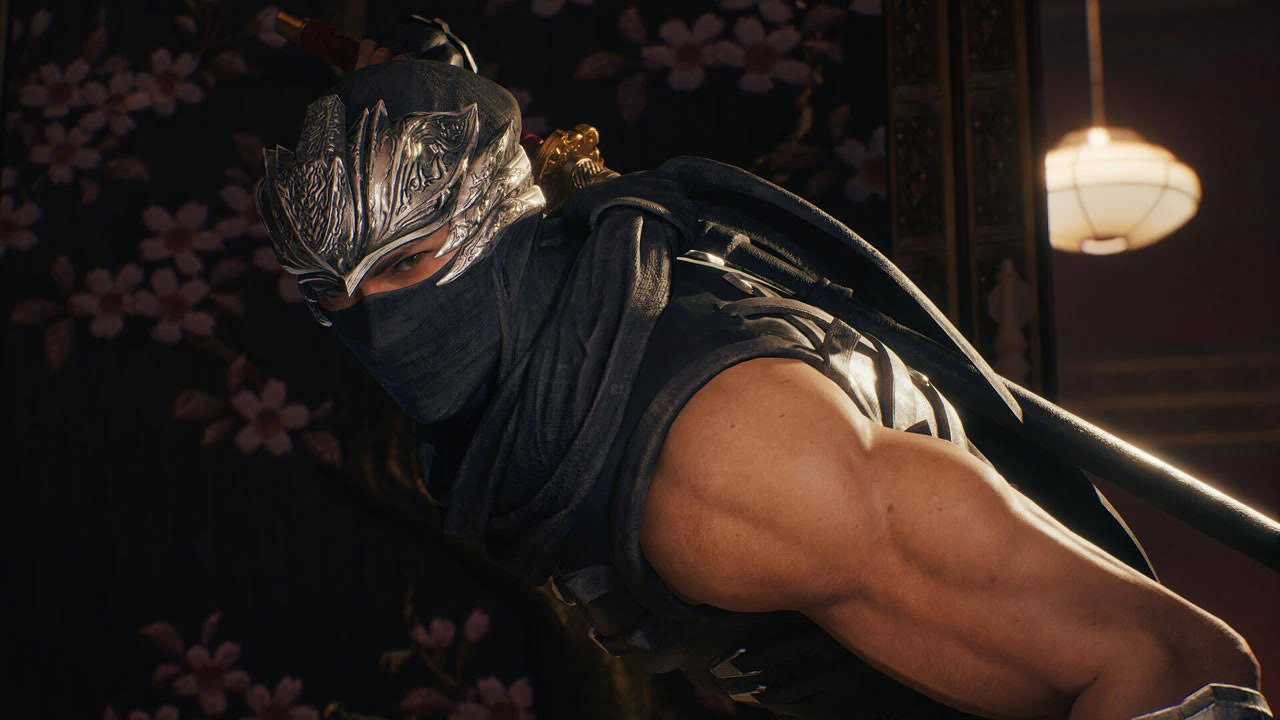Un ninja con casco plateado y máscara negra. Sostiene una espada y tiene un brazo musculoso. Flores de cerezo en el fondo.