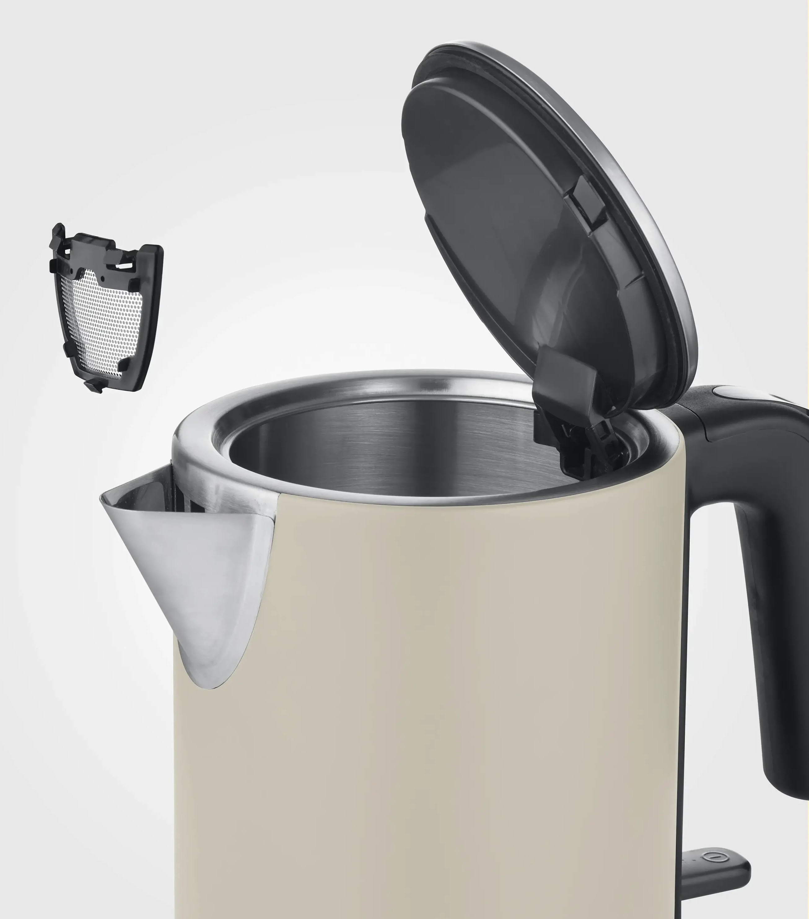 Kremowy czajnik elektryczny z czarnym uchwytem i otwartą pokrywą. Filtr jest nad nim. Białe tło.