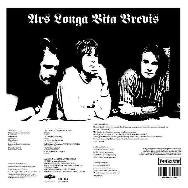 Albumcover mit drei Männern in Schwarzweiß, mit Text 'Ars Longa Vita Brevis'.