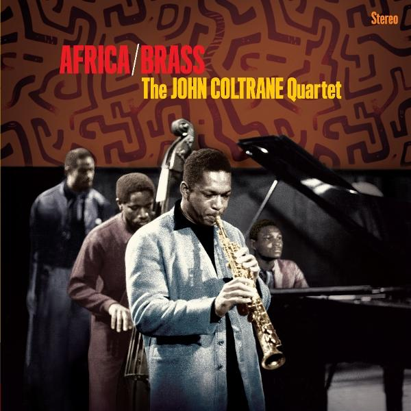 Albumcover von John Coltrane Quartet, 'Africa/Brass'. Coltrane spielt Saxophon. Bandmitglieder stehen, Klavier rechts.