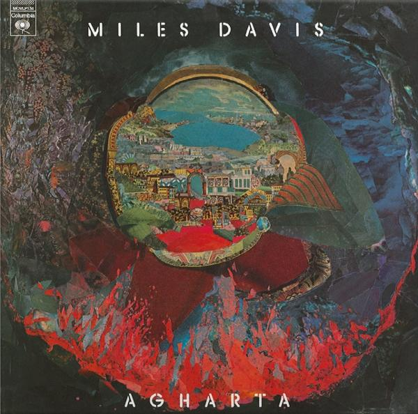 Albumcover für Miles Davis' Agharta. Es hat eine surreale Collage mit einer Stadtszene in einem kreisförmigen Rahmen und roten Flammen unten.
