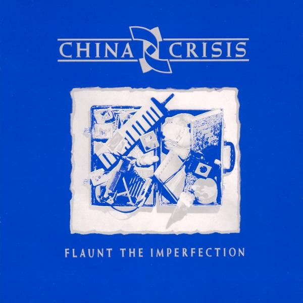 Albumcover. Blauer Hintergrund mit weißem Text: China Crisis, Flaunt The Imperfection. Bild einer Spritze und anderer Objekte.