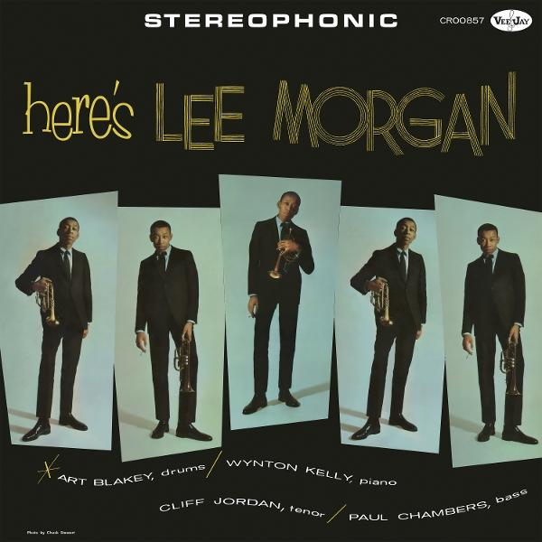 Albumcover. Fünf Männer in Anzügen halten Trompeten. Der Text lautet "here's LEE MORGAN" und nennt die Bandmitglieder: Art Blakey, Wynton Kelly, Cliff Jordan und Paul Chambers.