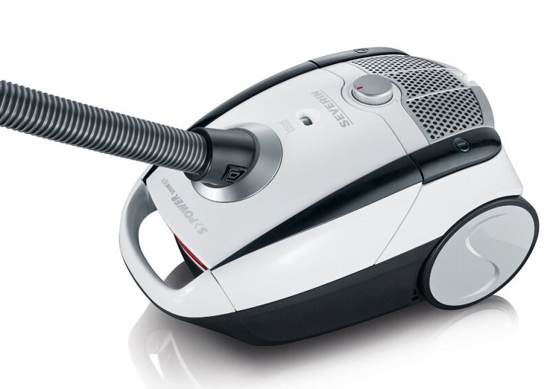 Biało-czarny odkurzacz Severin. Ma wąż i dwa koła. Tło jest białe.