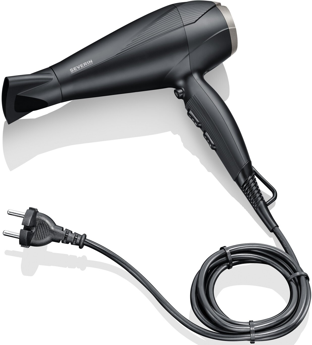 Czarna suszarka do włosów Severin z szarą dyszą. Czarny kabel i wtyczka są podłączone. Kabel jest zwinięty.