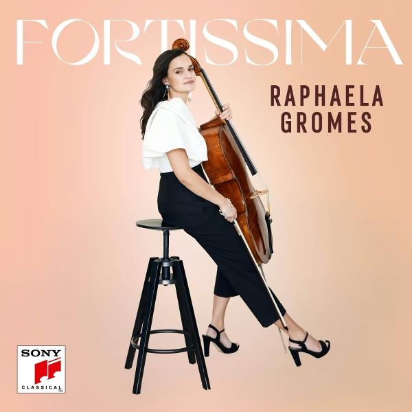 Frau mit Cello sitzt auf einem Hocker. Sie trägt ein weißes Oberteil, schwarze Hose und Absätze. Text: 'Fortissima' und 'Raphaela Gromes'.