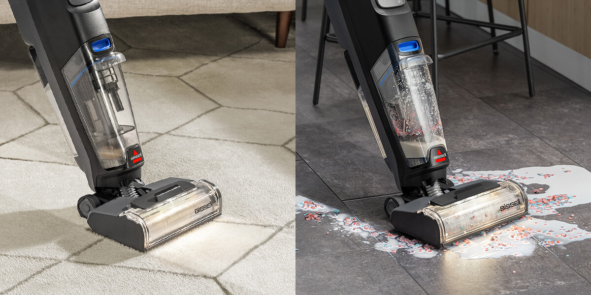 Czarny i przezroczysty odkurzacz Bissell znajduje się na jasnym dywanie i szarej podłodze z płytek, czyszcząc rozlaną ciecz.
