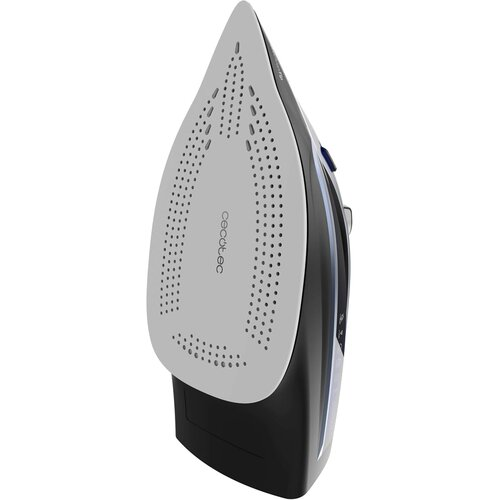 Czarne i srebrne żelazko. Płyta dolna jest jasnoszara z wieloma otworami i marką 'cecotec'. Żelazko jest skierowane w stronę widza.