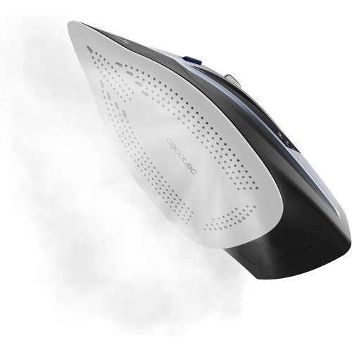 Czarne i srebrne żelazko jest pochylone w lewo, para wydobywa się od dołu. Żelazko ma białą stopę z otworami.